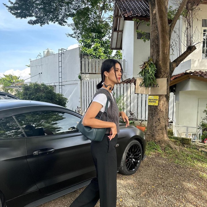 <p>Momen tersebut kerap diabadikan Paula dan diunggah ke akun Instagram pribadi. Selain itu, istri dari Baim Wong ini juga menceritakan aktivitas yang dilakukan saat mengantar anak ke sekolah, seperti mencari sarapan sebelum jam masuk. "<em>MasyaAllah Tabarakallah. </em>Pagi2 td udah nyetir anter 2 bocil ke sekolah… kakak nunggu jam masuk sekolah, kita cari breakfast deket sekolah nih..sebelum jam masuk…," tulis Paula. (Foto: Instagram @paula_verhoeven) <br /><br /><br /></p>