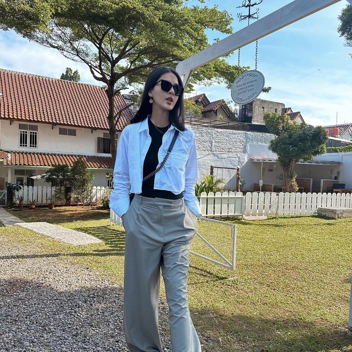 <p>Salah satunya Zaskia Sungkar. Katanya, penampilan Paula memancarkan aura model nih, Bunda. "Disekolahan pun aura model tetep nyata," tutur Zaskia melalui akun @zaskiasungkar15. (Foto: Instagram @paula_verhoeven)</p>