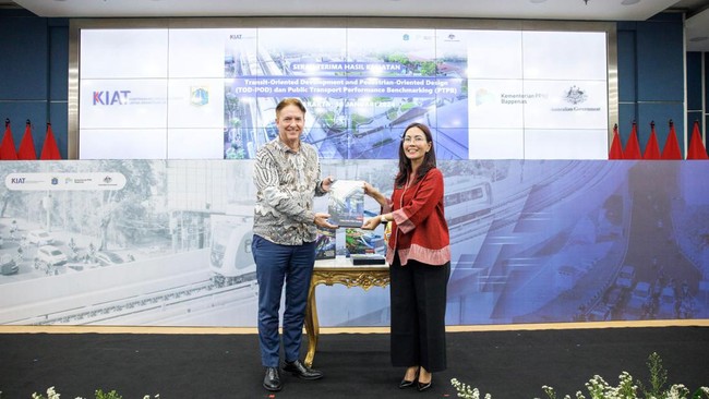 Sinergi Kemitraan Indonesia dan Australia (KIAT) ditempuh Pemprov DKI Jakarta untuk menghadirkan transportasi terpadu yang aman dan terjangkau bagi masyarakat.