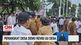 VIDEO: Aksi Unjuk Rasa Perangkat Desa Tuntut Revisi Undang-undang