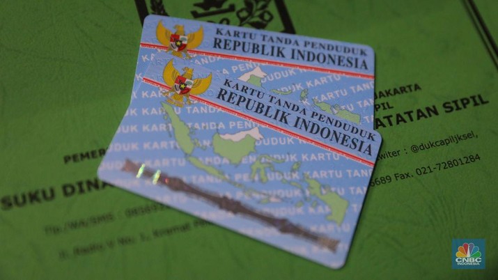 Siswa melakukan perekaman Kartu Tanda Penduduk elektronik (KTP-el) di SMK YPK Manggarai, Jakarta, Kamis (1/2/2024). (CNBC Indonesia/Faisal Rahman)