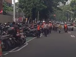 Bandel! 51 Motor Parkir di Trotoar Senopati Kena Operasi Cabut Pentil