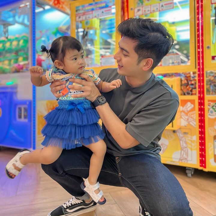 <p>Dalam salah satu unggahan, Ryan terlihat menemani Moana yang bermain di mall, nih. Teuku Ryan mengajak Moana mencoba berbagai permainan anak-anak. (Foto: Instagram: @teukuryantr)</p>