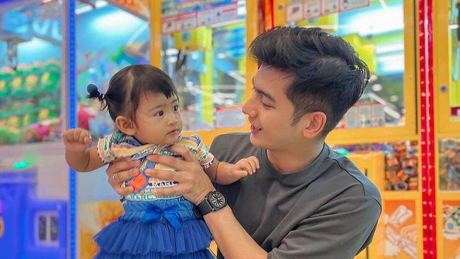7 Potret Kebersamaan Moana dengan Sang Ayah, Teuku Ryan - Foto 1
