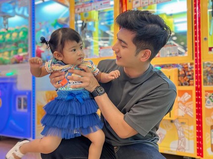 7 Potret Kebersamaan Moana dengan Sang Ayah, Teuku Ryan