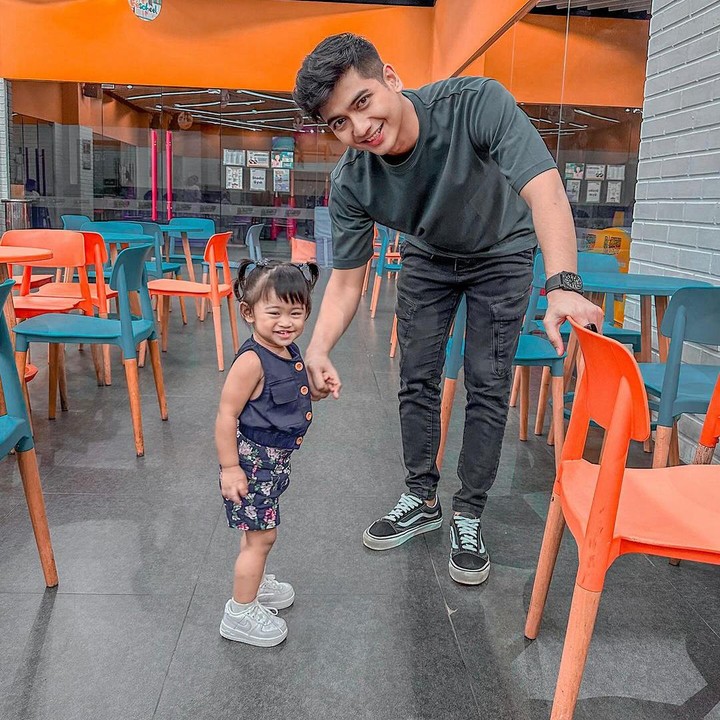 <p>Bocah yang akrab disapa Moana ini lahir pada 26 Juli 2022, Bunda. Di tahun 2024 ini, Moana akan genap berusia 2 tahun, lho. (Foto: Instagram: @teukuryantr)</p>