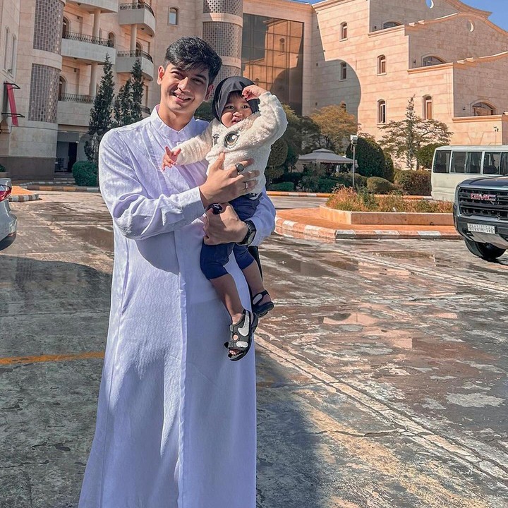 <p>Tak hanya dekat dengan sang Bunda, ternyata Moana juga sangat dekat dengan sang Ayah, lho. Teuku Ryan sendiri kerap membagikan momen hangatnya bersama sang putri pada laman Instagram. (Foto: Instagram: @teukuryantr)</p>