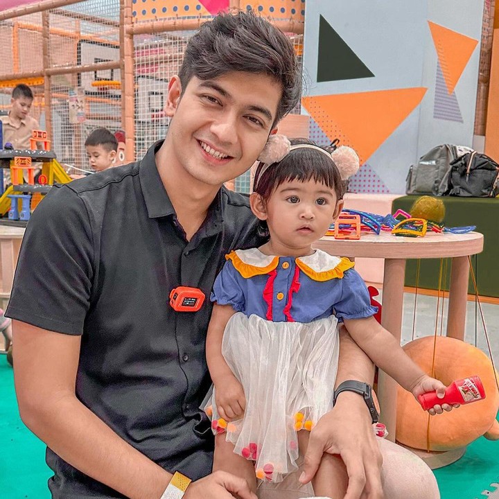 <p>Teuku Ryan menikahi YouTuber Ria Ricis pada tahun 2021. Dari pernikahan ini, keduanya pun dikaruniai seorang putri bernama Cut Raifa Aramoana. (Foto: Instagram: @teukuryantr)</p>