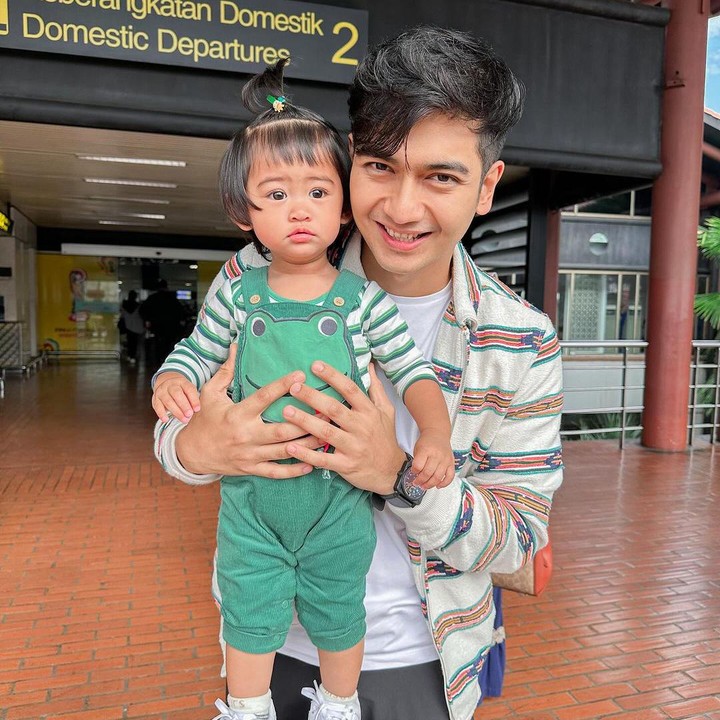 <p>"Moana. Gemas banget sih ini anak. Mau gigit banget itu pipi dia," ujar seorang netizen. "Definisi pelukan Papa adalah tempat ternyaman seorang anak perempuan. Moana dipintarkan Allah senantiasa, ya," ujar netizen lainnya. (Foto: Instagram: @teukuryantr)</p>