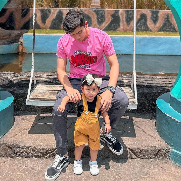 <p>Banyak netizen yang terlihat gemas dengan momen kebersamaan Moana dan sang Ayah, nih. Mereka turut mendoakan Moana agar tumbuh menjadi anak yang pintar. (Foto: Instagram: @teukuryantr)</p>