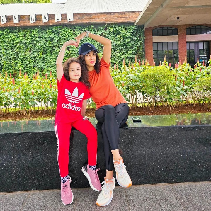<p>"Keriwil yang menggemaskan," ungkap seorang netizen dengan emotikon hati. "Kayak anak saya rambutnya mirip saya, tapi wajahnya mirip Ayahnya. Apa kalau cewek gitu, ya?" ungkap yang lainnya. Semoga Sheva tumbuh semakin membanggakan orang tuanya ya. (Foto: Instagram: @ussypratama)</p>