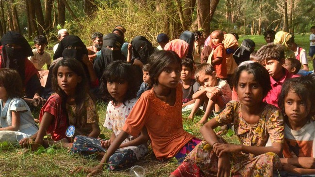 FOTO: Ratusan Pengungsi Rohingya Kembali Mendarat di Aceh Timur