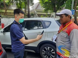 Hari Pertama Parkir Nontunai di Surabaya, Jukir: Banyak yang Pilih QRIS
