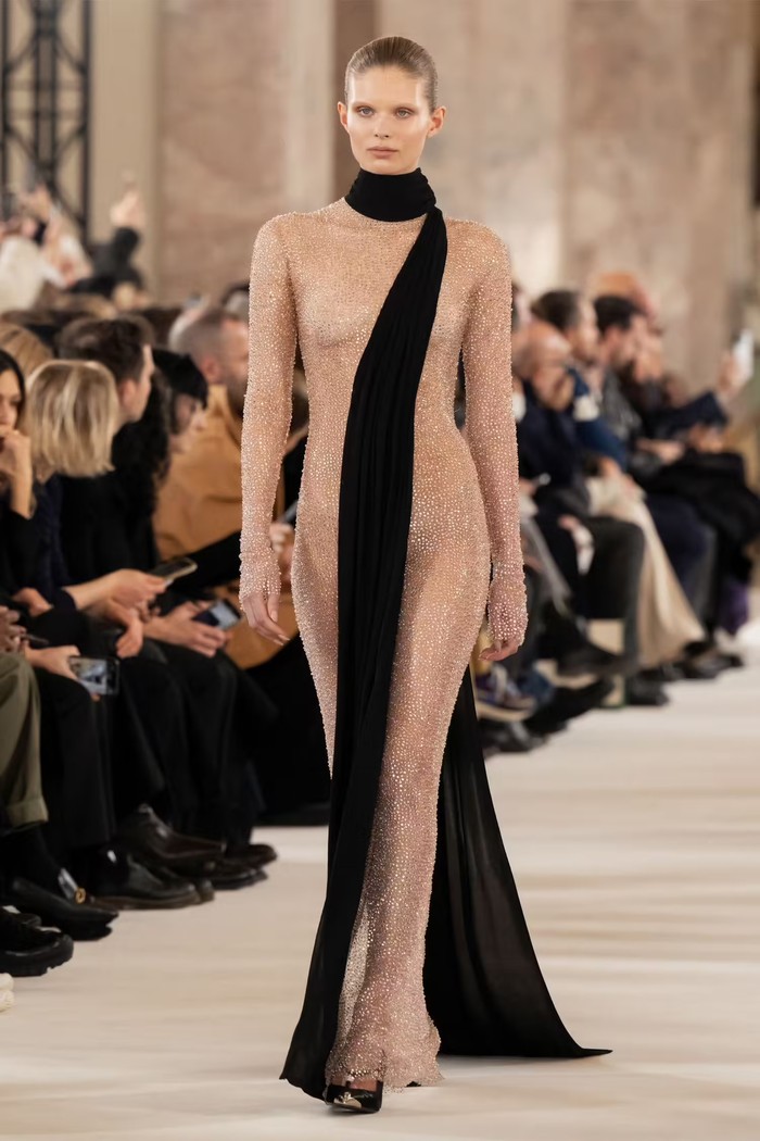 Gaun dengan pengerjaan terlama di haute couture 2024 6 Koleksi Haute Couture 2024 dengan Pengerjaan Tersulit