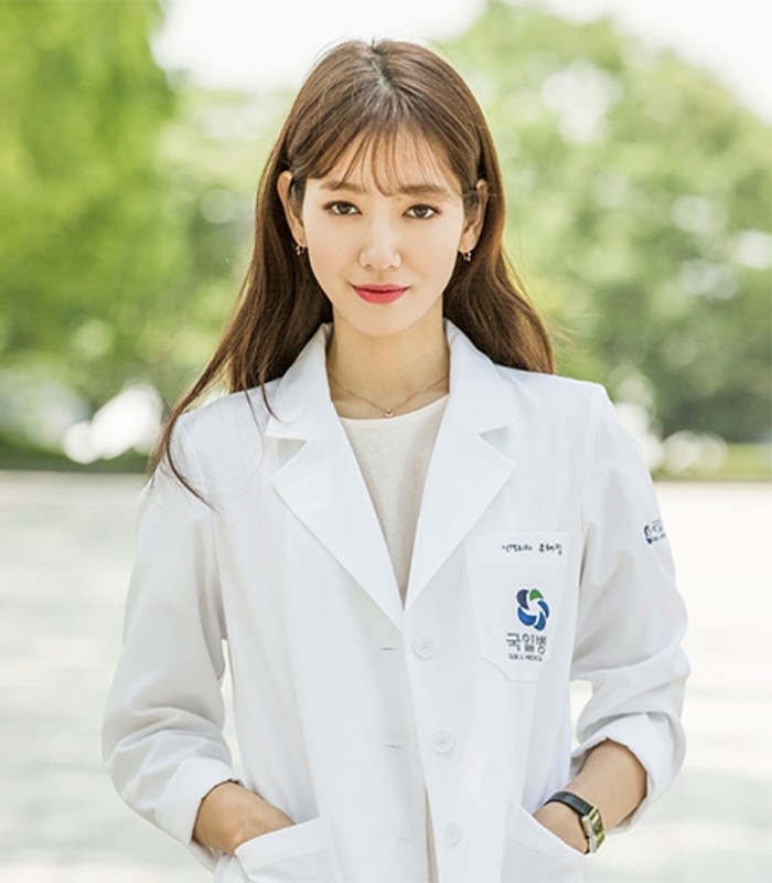 Setelah menjadi reporter, di tahun 2016 istri Choi Tae Joon ini mendapatkan peran sebagai Dokter. Ia dikenal sebagai dokter menawan yang dikagumi banyak rekannya di drama Doctor./ Foto: asianwiki
