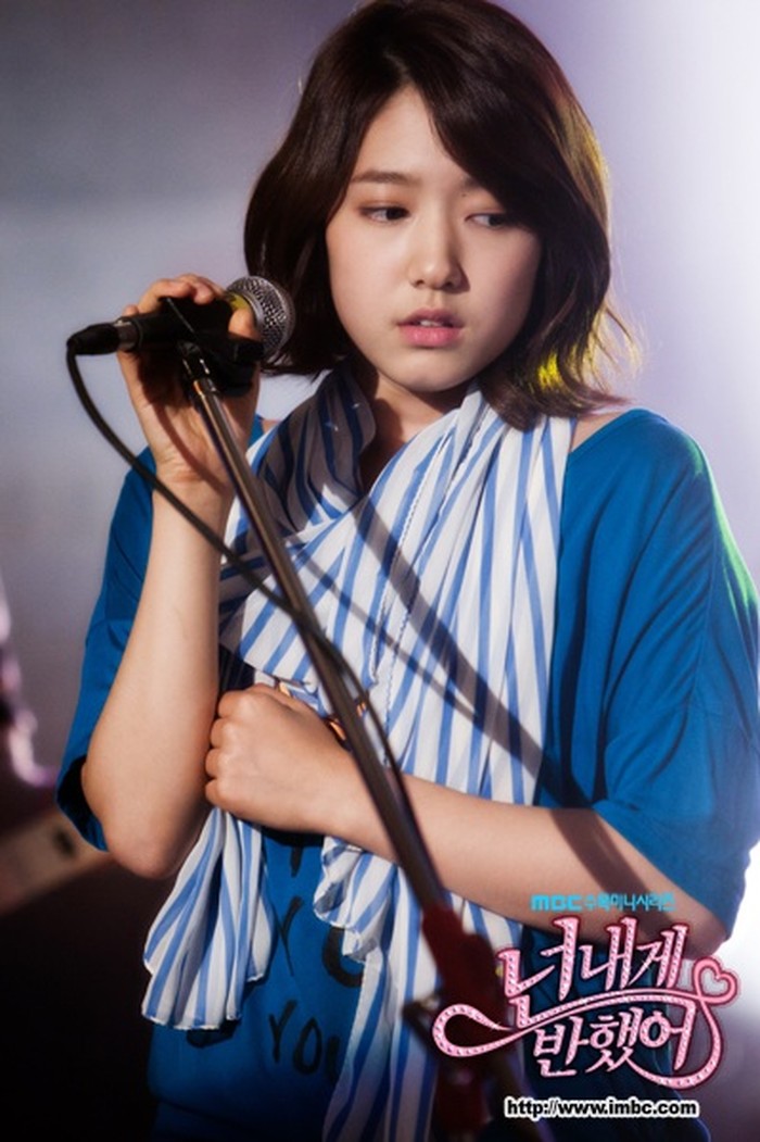 Shin Hye kembali tampil menggemaskan sebagai Lee Gyu Won, mahasiswa seni di Heartstrings (2011). Masih dengan rambut pendek, ia beradu akting dengan Jung Yong Hwa CN Blue./ Foto: Asianwiki