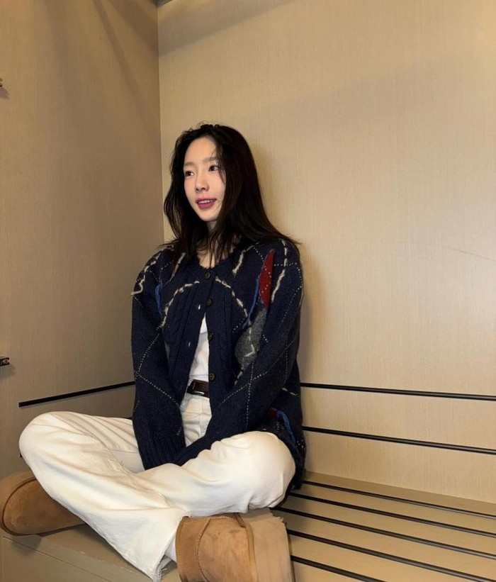 Taeyeon dengan santai memadukan T-shirt dan celana putih yang dilengkapi kardigan navy dengan motif simple. Kardigan dengan desain ini sangat cocok untuk menambah kesan kasual yang trendy pada tampilannya./ Foto: Elle.co.kr