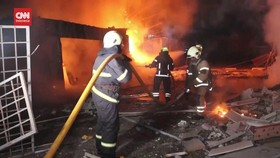 VIDEO: Damkar Sulit Padamkan Api usai Drone Rusia Hantam Kharkiv
