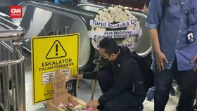 VIDEO: Eskalator di Stasiun Bekasi Mati, Penumpang Gelar Tabur Bunga