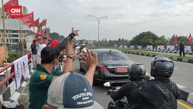 VIDEO: Acungan 3 Jari dan Teriakan Ganjar Sambut Jokowi di Sleman