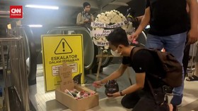 VIDEO: 100 Hari Eskalator Stasiun Bekasi Mati, Penumpang Tabur Bunga