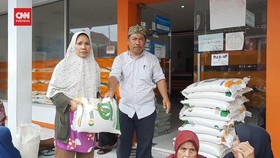 VIDEO: Bansos Dibagi di Tasikmalaya, Perangkat Desa: 70% Penerima Baru