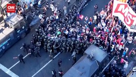 VIDEO: RUU Omnibus Dibahas di Argentina, Polisi dan Pedemo Bentrok