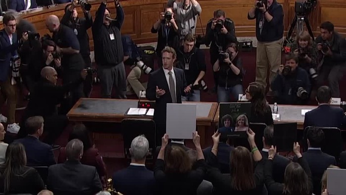 6766BU-USA-TECH_EXPLOITATION_ZUCKERBERG_MOMENT_O_