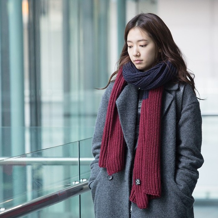 Usai beradu akting dengan Lee Min Ho, Shin Hye menggandeng Lee Jong Suk dalam drama Pinocchio (2014). Berperan sebagai Choi In Ha, ia tampil menawan sebagai reporter sekaligus pemilik sindrom pinokio./ Foto: instagram.com/sbs_drama_pinocchio/