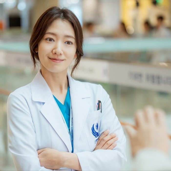 Usai hiatus untuk menikah hingga melahirkan, Park Shin Hye akhirnya comeback sebagai seorang dokter di Doctor Slump. Yap, drakor yang baru tayang ini juga dimainkan oleh Park Hyun Sik. Visual-nya tetap cantik seperti masa remajanya, ya./ Foto: iinstagram.com/jtbcdrama