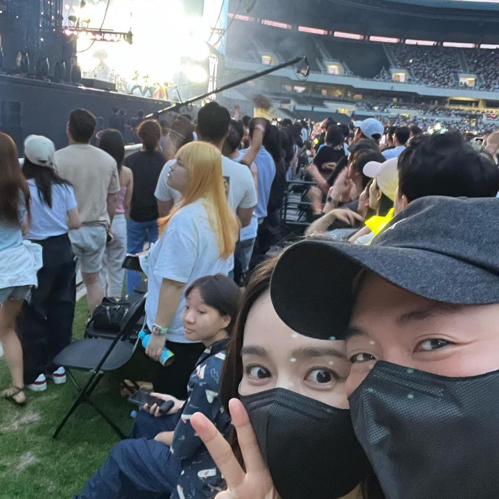 <p>Dalam beberapa kesempatan, Yeon Jeong Hun dan Han Ga In terlihat membagikan momen kebersamaan di akun Instagram. Salah satunya momen nonton konser Bruno Mars berikut. (Foto: Instagram @jeffyoun dan @hangaingagari)<br /><br /><br /></p>