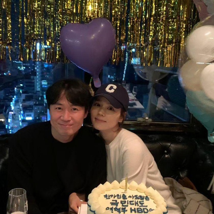 <p>Pasangan selebriti Korea Selatan yang tak kalah menarik perhatian yakni Yeon Jeong Hun dan Han Ga In, Bunda. Keduanya menikah pada Mei 2005.(Foto: Instagram @jeffyoun dan @hangaingagari)<br /><br /><br /></p>