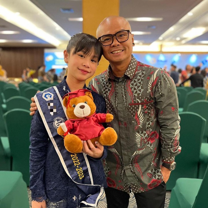 <p>Ketika lulus SD, Audie bikin bangga orang tuanya. Mereka sangat terharu dan merasa waktu berjalan begitu cepat karena putrinya sudah besar. "Hari ini terharu sekali liat kamu kak @audiekaukiaiko. Waktu cepet banget, sepertinya baru kemarin bunda nimang kamu. Tapi hari ini kamu lulus SD. Meweeek," tulis Revti Ayu di unggahanya. (Foto: Instagram @audiekaukiaiko @revtiayunatasya)</p>