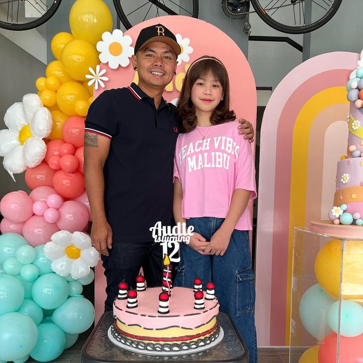 <p>Audie yang kini sudah berusia 12 tahun terlihat memiliki badan yang tinggi. Bahkan, tinggi badan Audie sudah hampir meyaingi Ayah dan bundanya. (Foto: Instagram @audiekaukiaiko @revtiayunatasya)</p>