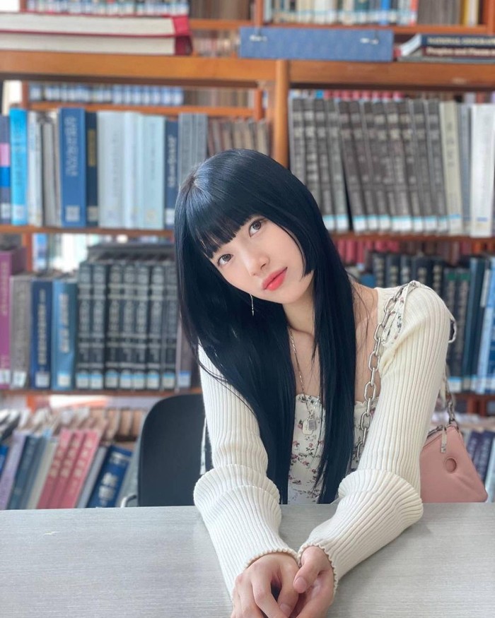 Bae Suzy sudah terkenal sejak debut sebagai idol. Namun, namanya semakin melejit setelah terjun ke dunia akting. Pengikutnya di instagram saat ini mencapai 19,9 juta./ Foto: instagram.com/skuukzky