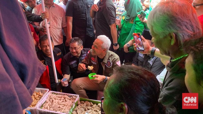 Calon presiden nomor urut 3 Ganjar Pranowo blusukan ke Pasar Palimo, Kota Palembang, Sumatera Selatan, Jumat (2/2).