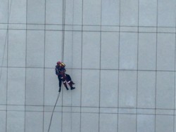 2 Pekerja yang Terjebak di Gedung Tinggi Dievakuasi dengan Selamat