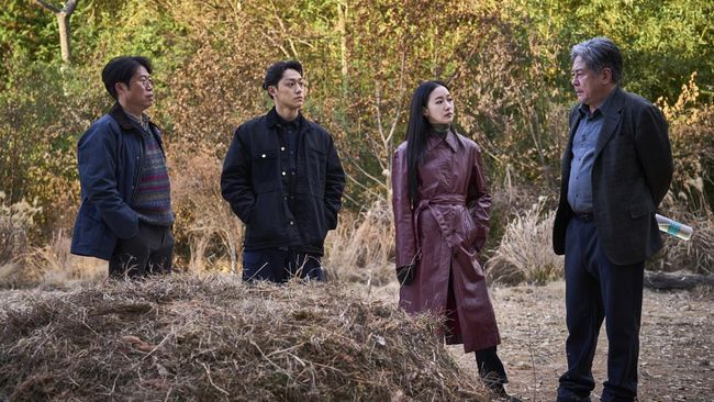 Exhuma memecahkan box office Indonesia dengan menjadi film Korea pertama yang berhasil tembus 2 juta penonton.