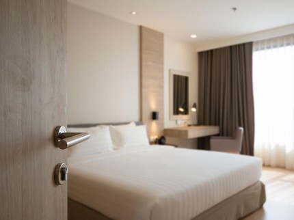 4 Alasan Kenapa Tidak Ada Guling di Kamar Hotel, Ternyata...