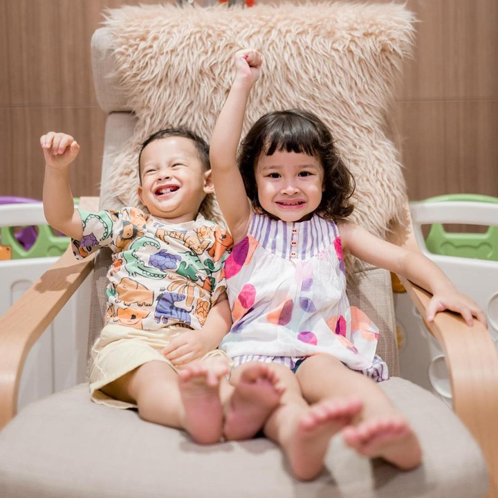 <p>Kebahagiaan dalam rumah tangga mereka juga semakin lengkap karena sudah dikaruniai dua anak yang menggemaskan. Anak pertama, perempuan bernama Akleema Regalo Zulaikha sedangkan si bungsu laki-laki bernama Ansel Regalo Zaynkha. (Foto: Instagram @bungajelitha66 dan @syamsir11alam)<br /><br /><br /></p>