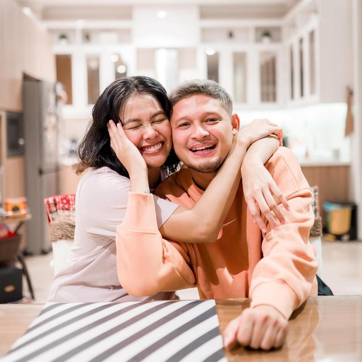 <p>Aktris sekaligus model Bunga Jelitha menikah dengan pemain bola Syamsir Alam sejak 2020, Bunda. Selama ini, rumah tangga mereka dikenal harmonis dan jauh dari gosip miring, lho. (Foto: Instagram @bungajelitha66 dan @syamsir11alam)<br /><br /><br /></p>