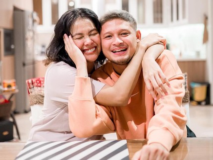 5 Potret Keluarga Bunga Jelitha & Syamsir Alam Bersama Kedua Anaknya yang Menggemaskan