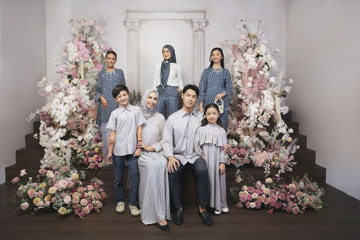 Keanekaragaman budaya, hayati, dan keindahan alam Indonesia memperindah busana koleksinya. Misalnya bunga-bunga endemik daerah yang tercetak pada materialnya./ Foto: Courtesy of KLAMBY