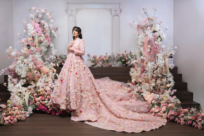 Mengisi koleksi Privé di antaranya busana-busana dalam rona lembut, memancarkan impresi mewah dan elegan lewat cutting A-line serta aksen aksesori emas./ Foto: Courtesy of KLAMBY