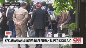 VIDEO: KPK Bawa 4 Koper Usai Geledah Rumah Bupati Sidoarjo