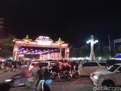 Lampion Imlek Menyala, Jalan Sekitar Balai Kota dan Pasar Gede Solo Padat