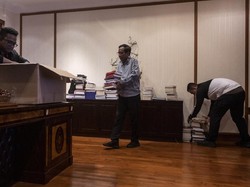 Momen Mahfud Beres-beres Ruang Kerja di Kemenko Polhukam