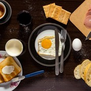 5 Makanan dan Minuman yang Sebaiknya Tidak Dikonsumsi Bersama Telur