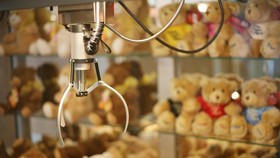 Bocah Tiga Tahun Ini Terperangkap di Mesin Capit Boneka, Kok Bisa?