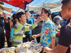 Momen Pedagang Cubit Pipi Gibran saat Blusukan di Pasar Kemiri Depok